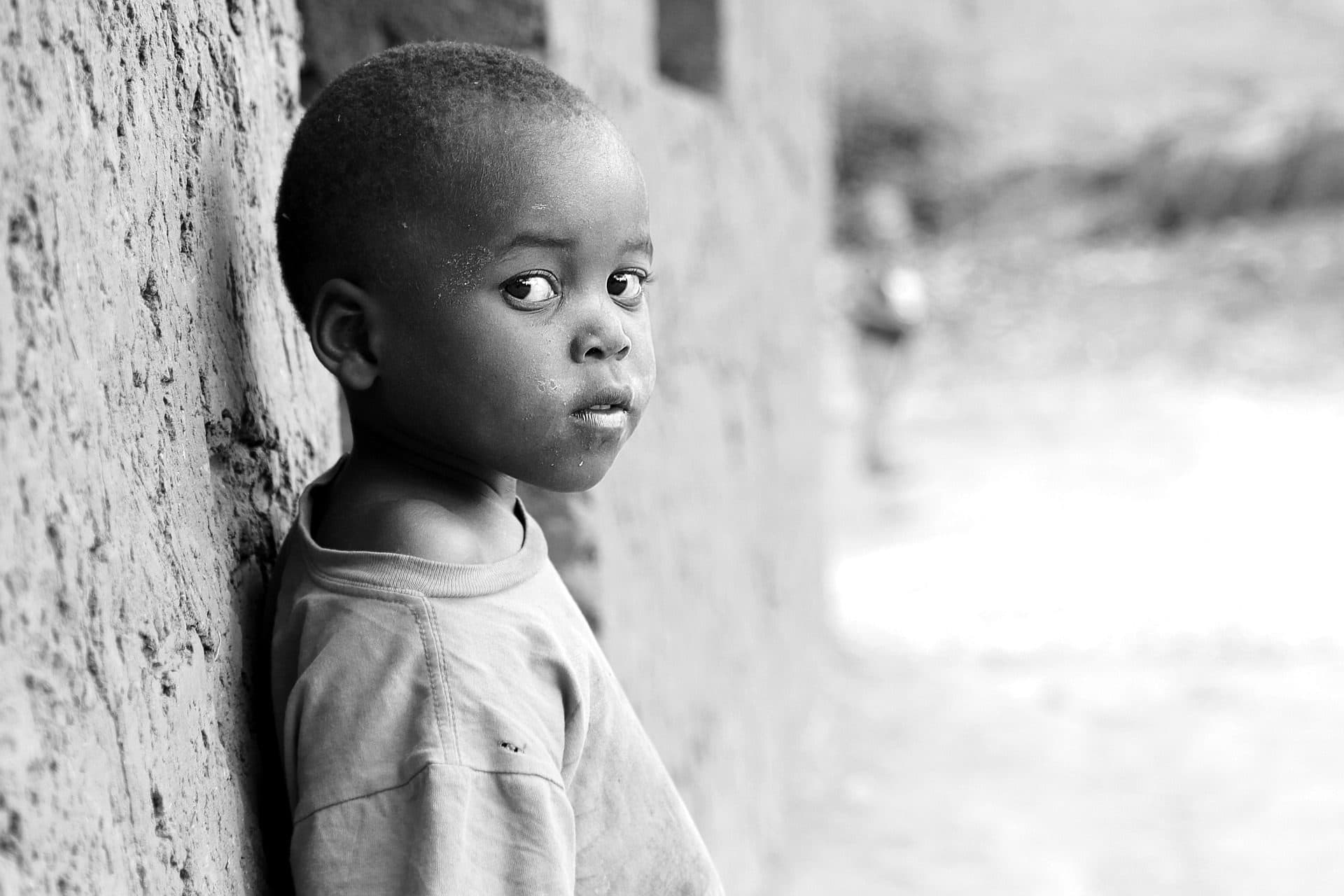 Portrait d’un jeune enfant, en noir et blanc